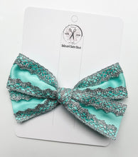 Load image into Gallery viewer, Spring Gwennas Handtied Style