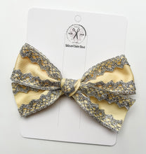 Load image into Gallery viewer, Spring Gwennas Handtied Style
