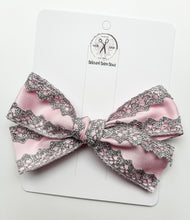 Load image into Gallery viewer, Spring Gwennas Handtied Style