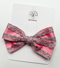 Load image into Gallery viewer, Spring Gwennas Handtied Style