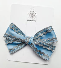 Load image into Gallery viewer, Spring Gwennas Handtied Style