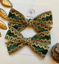 Load image into Gallery viewer, Holiday Gwenna Handtied Bows