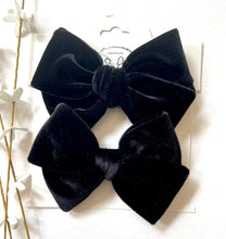 Load image into Gallery viewer, Black Velvet Handtied Bows