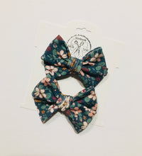 Load image into Gallery viewer, Midnight Forest Floral Handtied Bows