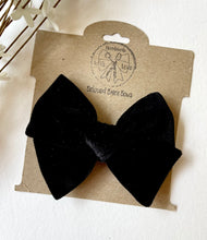 Load image into Gallery viewer, Black Velvet Handtied Bows